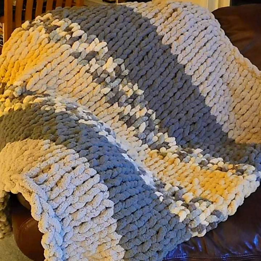 Beautiful Large throw - Picture 3 of 5